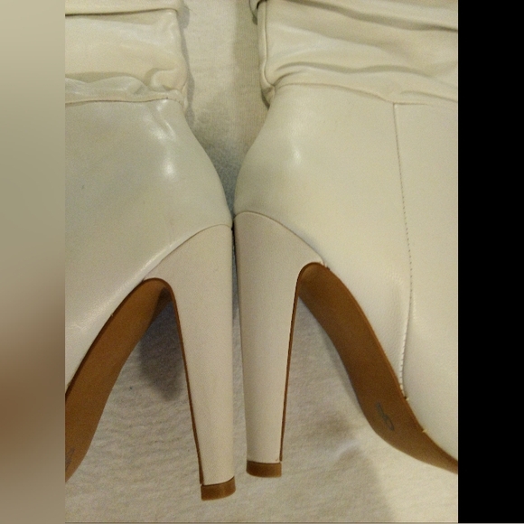 SALE!!! Steve Madden "Carrie" White Leather Boots - Picture 8 of 9